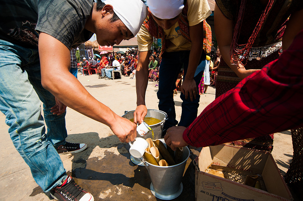 Mężczyźni nalewający sok z ananasa do bambusowych kubków (Lyuva Khutla Festival)